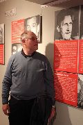 Q. Kopp junto a una imagen de Orwell